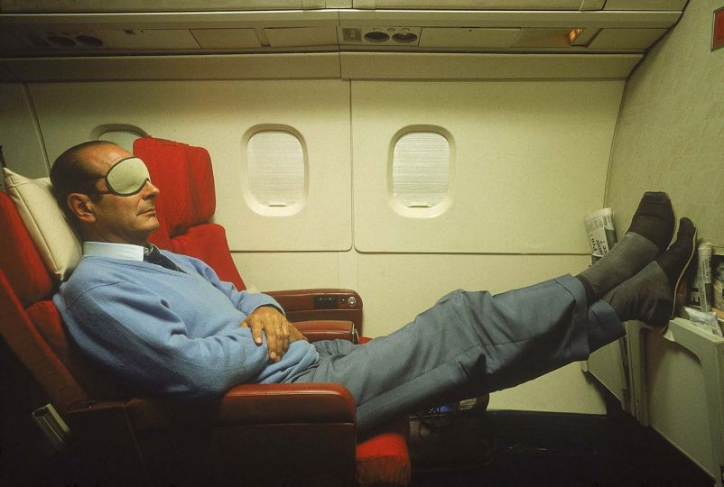 Jacques Chirac en pantoufles et masque sur les yeux se reposant à bord du Concorde l'emmenant en Nouvelle-Calédonie. © J.Garofalo/ParisMatch/SCOOP