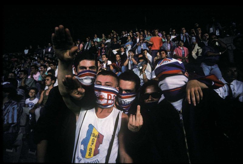 Les Kop de supporters sont inspirés par ceux du Royaume Uni, la patrie des hooligans. Le terme -- Kop -- qui désigne la tribune des supporters en anglais est adopté en référence au Kop d'Anfield. Entre 1978 et 1985, la tribune Boulogne reste largement ouverte aux supporters adverses, les incidents sont très nombreux avec ces derniers, et aussi avec les forces de l'ordre. C'est le début de la réputation de la tribune Boulogne comme une tribune dure. Cette réputation se confirme à l'été 1982 qui voit l'apparition des premiers skinheads. Au cours de ces années, les incidents vont en se multipliant. Les Boulogne Boys sont créés en 1985 avec le soutien de la direction du club. Les Boys se scindent en 1986 entre Gavroches et Firebirds. De nombreux incidents émaillent dès lors les matchs. u00c0 la fin de la saison 1985, les tribunes du Parc des Princes vont accueillir Serge Ayoub et quelques membres de Troisième Voie. Ils ne manquent pas de saluer chaque action du Paris Saint- Germain par des bras tendus. Geste qui trouve aussitôt ses imitateurs, chez lesquels les bras d'honneur alternent avec les saluts fascistes. Le club est vite dépassé.