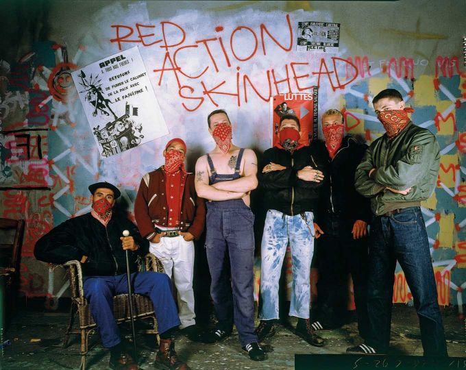 Les skins -- originaux -- ou les punks, fatigués de servir de cibles, se regroupent pour se protéger et s'affirment redskins, revenant aux sources du mouvement skin anglais. Les Red Warriors naissent dans cette ambiance où explose le rock alternatif alors que les skins d'extrême-droite se referment sur leur ghetto celtique. Les Red Warriors assurent le service d'ordre des Béruriers Noirs et sillonnent la France, livrant bataille à des skins provinciaux peu habitués à ce type d'opposition.