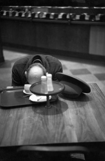 Brooklyn, New York, 1947. Gelatin silver print / printed 1970s. Image: 26.2 x 17.7 cm / Paper: 30.3 x 24 cm © Henri Cartier-Bresson/Magnum Photos, Courtesy Fondation Henri Cartier-Bresson