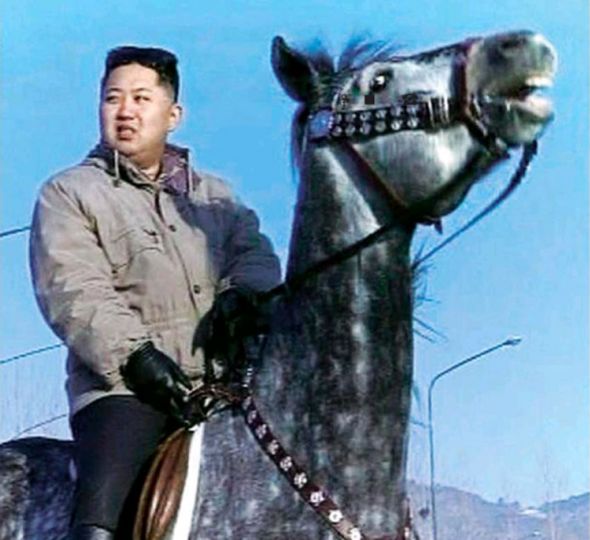 The Sunday Times Magazine. Revue de l'année. --Le sémillant Kim Jong Un, --u00a0 le plus sexy homme vivantu00a0-- déclare en toute objectivité la télévision chinoise.--