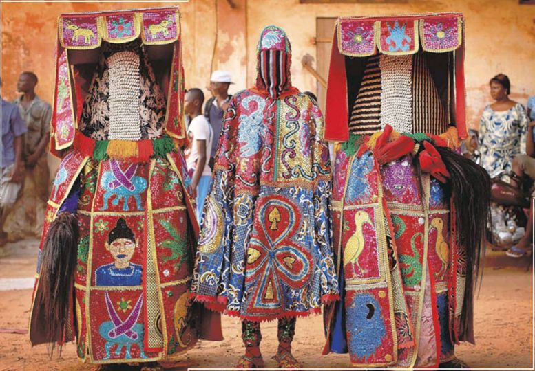 The Guardian. Bénin, un groupe nigérian de Vaudou, au Festival Vaudou de Ouidah.    (Photo Dan Kitwood/Getty)