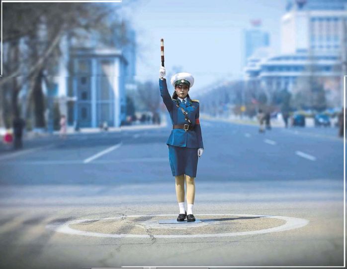 The Guardian. --Corée du Nord, Pyongyang. Agent de la circulation dans ce charmant pays.--  (Photo Eric Lafforgue/ Getty)