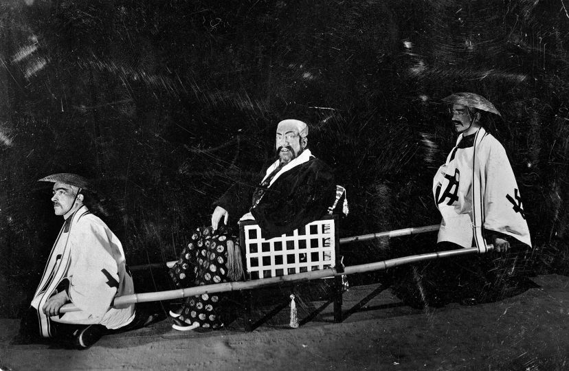 Paul Poiret (1879-1944), couturier français, en mandarin, au bal de l'Opéra de Paris.
© Boris Lipnitzki / Roger-Viollet