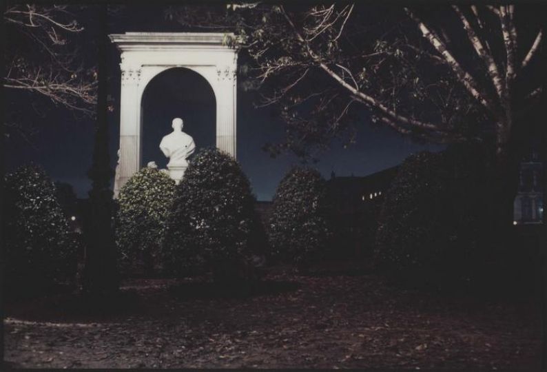 Daniel Boudinet, sculpture dans un parc, épreuve Cibachrome mat, 1977. Médiathèque de l'architecture et du patrimoine