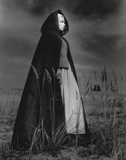 Roger Corbeau, Simone Signoret dans -- Les Sorcières de Salem -- de Raymond Rouleau, épreuve gélatino-argentique, 1956. Médiathèque de l'architecture et du patrimoine