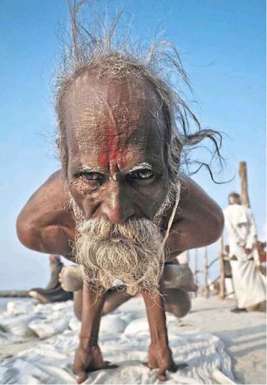 The Guardian. Inde, Allahabad. La Kumbe Mela, un sportifu2026méditant.    Photo Zuma/ Rex Feature.