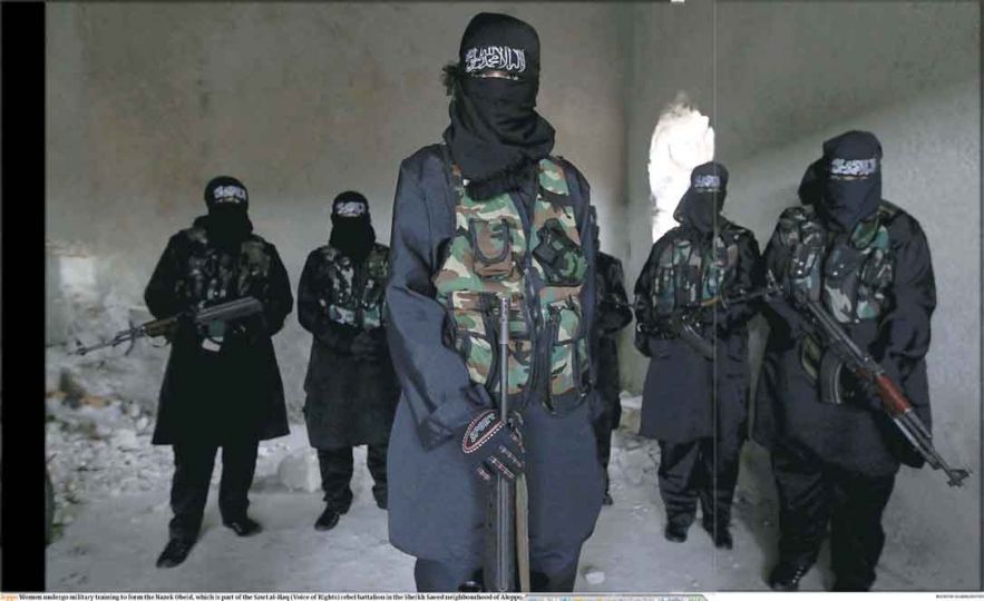 The Guardian. Syrie, banlieue de Alep.. Nazekobeid, branche féminine de Saw al Haq  ( voice of right).    Photo Muzaffar Salman/Reuters.