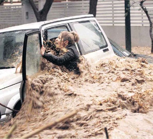 The Times. Grèce, Athènes. Inondations.   Photo John Kolesidis/Reuters.