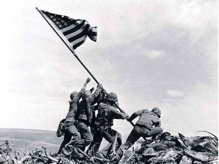 The Times.  On ne s'en lasse pas. 24 février 1945, Iwo Jima, sur le Mont Suribachi. Après 24 h d'assaut, 644 morts, 4500 blessés, la positions est prise par le 28ième Régiment de Marines aux Japonais.   Photo Joe Rosenthal/AP.