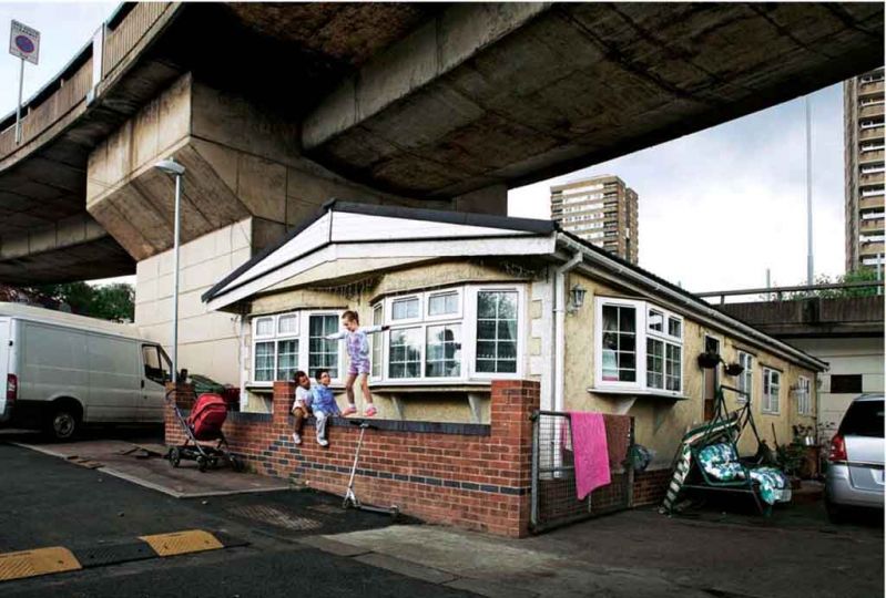 The Sunday Times Magazine. UK, West London. Sous les ponts du A40. Depuis 1970, Martin Ward, un des 20 --Irish travellers--( gens du voyage) vit dans cette maison avec l'accord des autorités.   photo Paul Wenham; Clarke.    ( wenhamclarke.com )