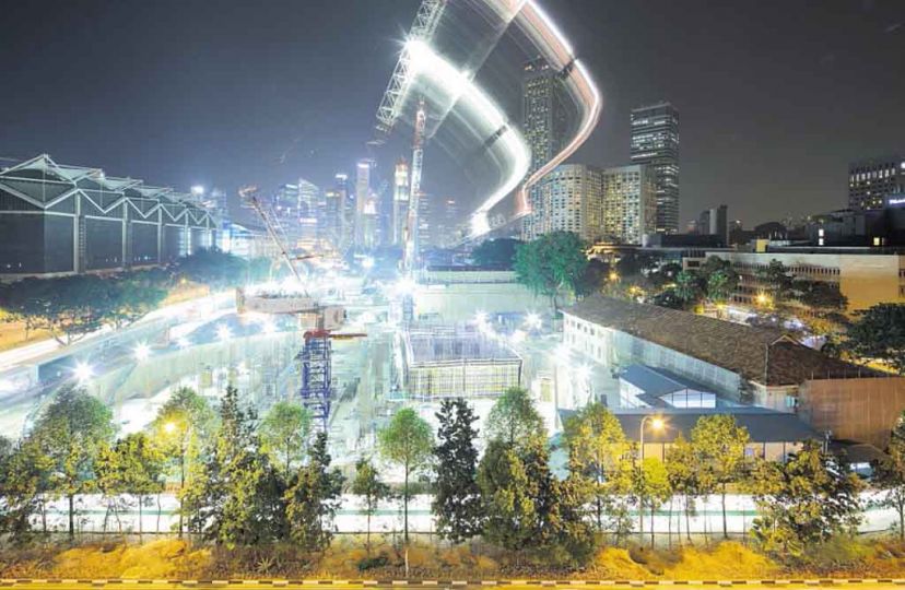 Le Monde, Singapour encore, au nord des immeubles, des immeubles toujours des immeubles. La demande est si forte que les grues tournent jusqu'à 22 heures.     Photo Darren Soh