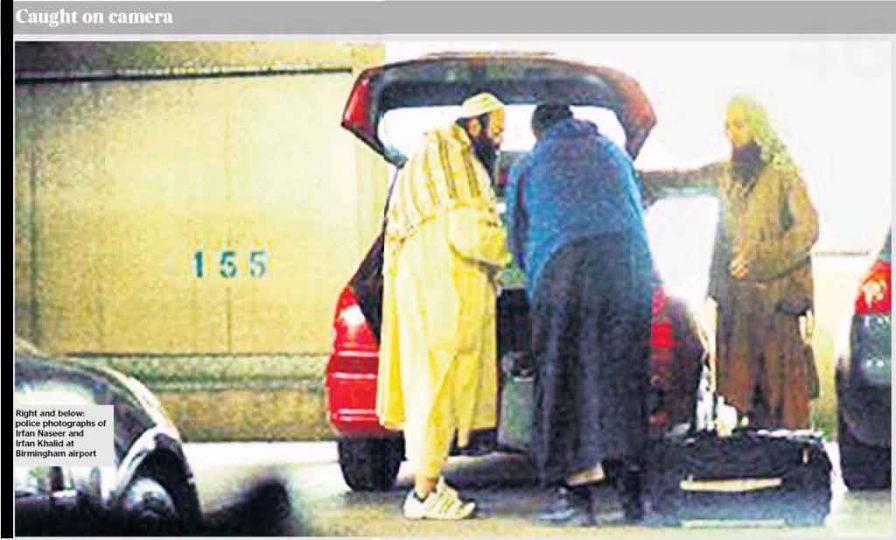 The Times. UK, Birmingham. Aéroport, les caméras fixent Irfam Nasser et Irfam Khalid, convaincus d'avoir préparé des attentats terroristes. Discrets les garçons..u00a0!