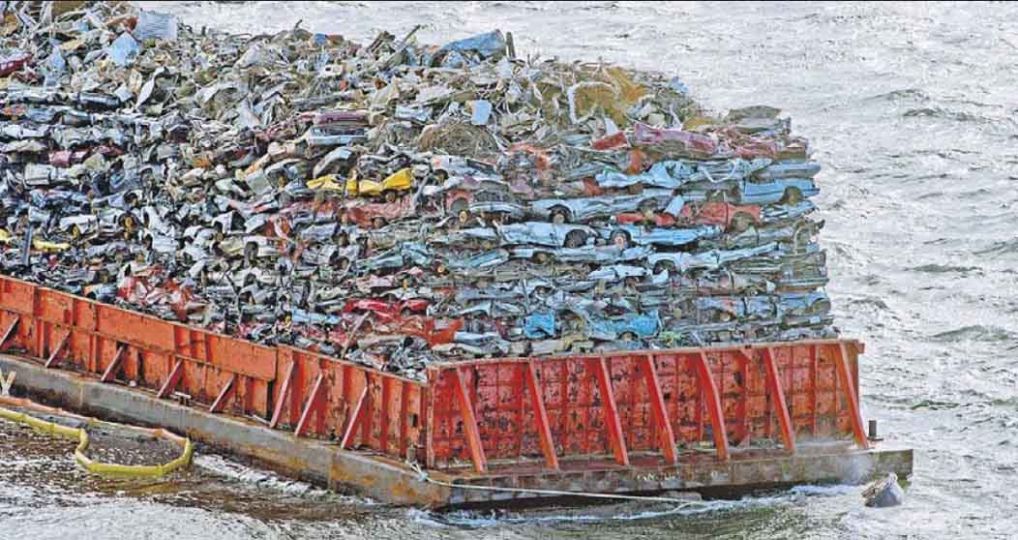 The Guardian. US, Etat de Washington, Tacoma. Une barge, du super César. Ce n'est pas de l'art d'autant que carcasses tombent dans l'eauu2026 la barge bave.   Photo  MCT/ Landov.