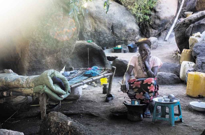 Le Monde, La guerre étouffée du Kordofan du Sud. Novembre 2012. Cette Nubienne a trouvé refuge dans l'une des grottes de Meitan, où elle survit avec ses sept enfants, à quelques centaines de mètres de la ligne de front.      Photo Camille Lepage