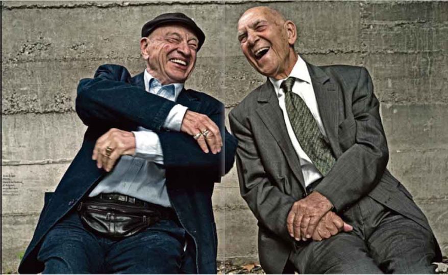 Libération. France, Avignon. Juillet 2011, pendant le Festival, Edgar Morin et Stéphane Hessel. Cette photo est brillanteu00a0. Rire et intelligence, quelle vertu.  Quel bonheur que de telles personnes nous proposent par cette photo le plaisir de vivre par le filtre des neurones.  Photo Renaud Khanh-Square