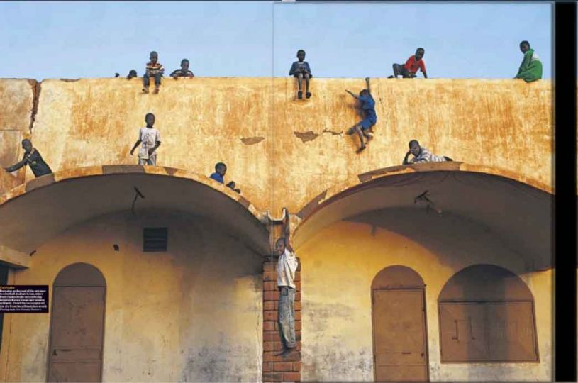 The Guardian. Mali, Gao. L'entrée du stade de foot de Gao. Quelles sont les équipes à l' intérieuru00a0?.    photo Joé Penney/Reuters