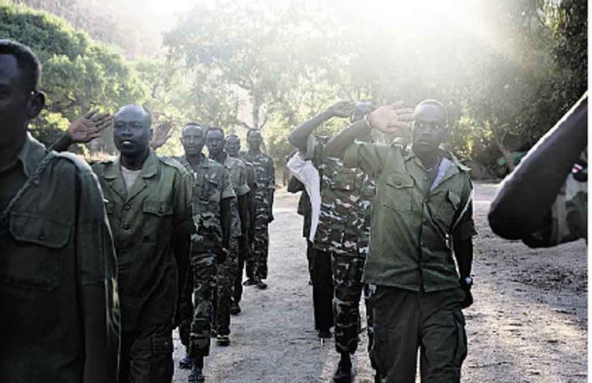 Le Monde, La guerre étouffée du Kordofan.. Dans les plaines de la région de Qualip, les troupes rebelles s'entrau00eenent dès l'aube.   Photo   Camille Lepage.