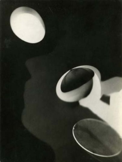 Man Ray (1890-1976) --Rayograph (de la série avec Kiki)--, 1922 gelatin silver print of a rayograph, printed 1920s © Man Ray Trust Paris/VG Bild-Kunst, Bonh 2013, Courtesy Kicken Berlin
