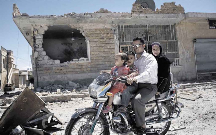 Le Monde, Syrie.  Les habitants d'Atareb qui avaient fui en raison des bombardements, retrouvent leur ville dévastée et aux mains de l'Armée Syrienne Libre en 07-2012.      Photo Alessio Romenzi.