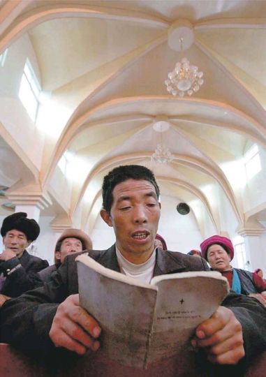 The Guardian. Chine, Tibet. Shangyanying. Les autorités chinoises ferment les yeux sur le prosélytisme des missionnaires chrétiens pour contre balancer l'influence des Bouddhistes.    Photo Wang Changsan/Xinhua.