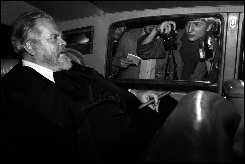 Bruno Mouron – Orson Welles arrivant a l’Hotel Lancaster dans sa Bentley Mark VI de 1950 – Paris, 28 Fevrier 1982 - © Sphinx 