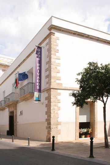 © Fernando Alda. Puerta principal de acceso al edificio sede del Centro Andaluz de la Fotografu00eda (CAF)