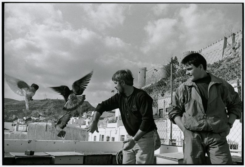 © Roland Laboye. Hijo y padre en La Chanca, Almeria, febrero 1992