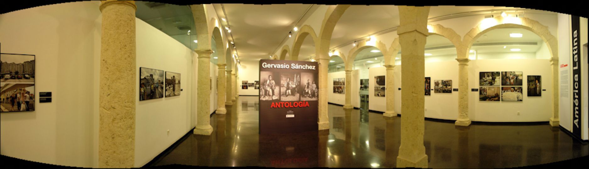 © CAF. Sala de exposiciones de la planta baja del CAF con la instalaciu00f3n de la exposiciu00f3n Antologu00eda de Gervasio Su00e1nchez