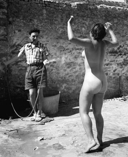 Dina nue de dos arrosée © Pierre Jamet/  Coll. Corinne Jamet