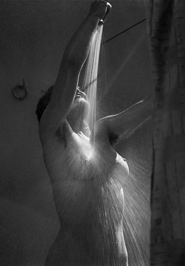 Dina sous la douche © Pierre Jamet/  Coll. Corinne Jametrn