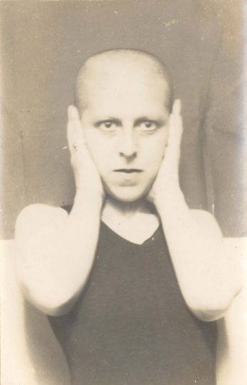 Claude Cahun, Autoportrait, 1928 
Tirage gélatino-argentique 
13,9 x 9 cm 
Jersey Heritage Collection 
© Jersey Heritage 