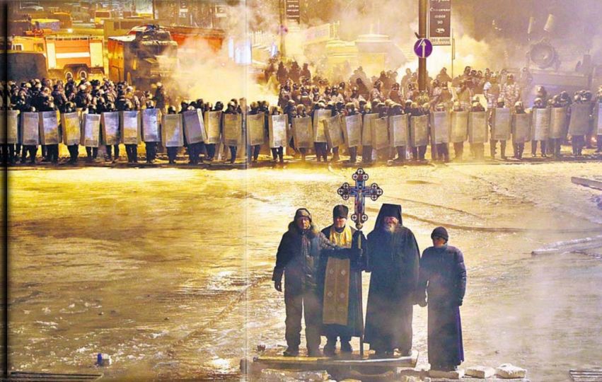 The Times.Kiev. Des prêtres orthodoxes entre police et manifestants.  © Sergei Grits/AP