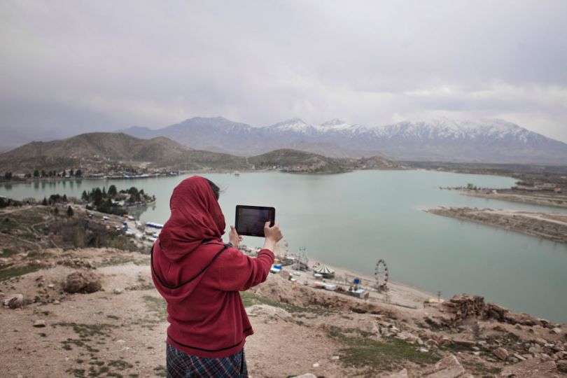 © Sandra Calligaro, lauréate dans la catégorie Reportage avec la série « Afghan Dream ». En contre-haut de la base de loisir du lac Qargha, au sud de Kaboul. Kaboul, Afghanistan 2013.