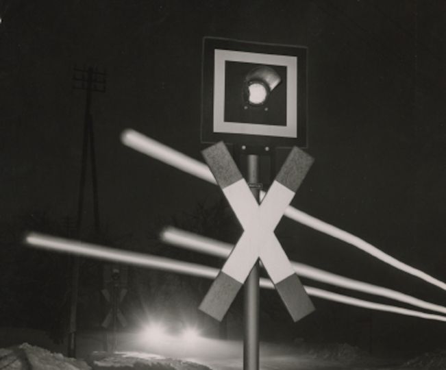 LUDWIG WINDSTOSSER, Warnlicht / Warning light, 1950s, gelatin silver print, printed ca. 1950s. 17,2 x 23 cm © Estate of the Artist