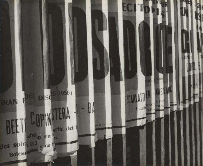 JOSÉ COSTA. Ohne Titel (Plakate) / Untitled (Billboards), 1956-60. gelatin silver print, printed ca. 1956-60. 23,6 x 29,4 cm © Estate of the Artist