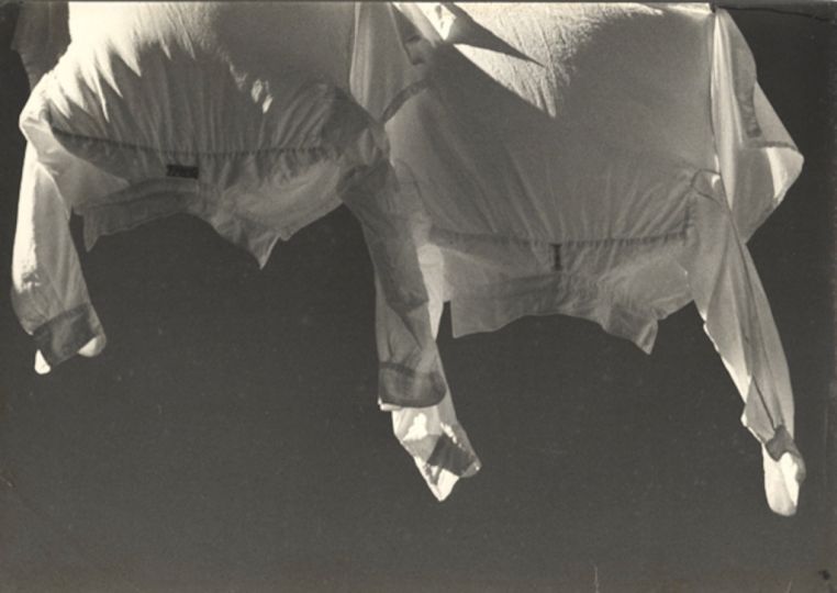 ADEMAR MANARINI. Ohne Titel (Hemden) / Untitled (Shirts), ca. 1950 ; gelatin silver print, mounted on paper, printed ca. 1950. 27 x 39,1 cm © Estate of the Artist