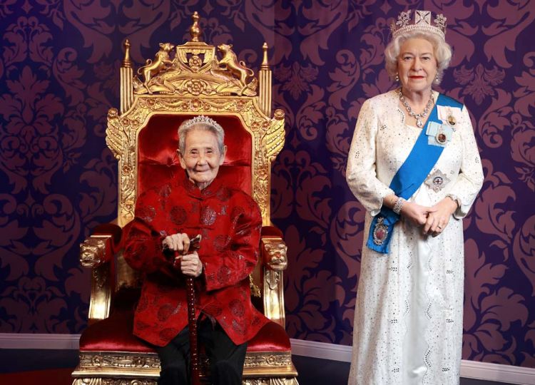 101-year-old Li Xianying poses with a wax figure of Britain's Queen Elizabeth II at Madame Tussauds on October 11, 2013 in Wuhan, China. © Qiu Yan