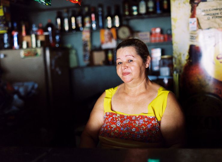 A mãe de Eomar em seu restaurante, Favela do Metro, Rio de Janeiro, 2012 © Marc Ohrem-Leclef