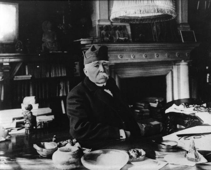 Clemenceau dans son cabinet de travail rue Franklin à Paris. Photographie, 1925 © Collection musée Clemenceau, Paris/DR.