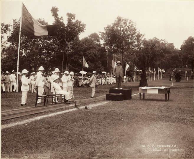 Clemenceau inaugurant la future avenue portant son nom à singapour. Photographie, 1920 © Collection musée Clemenceau, Paris /DR.