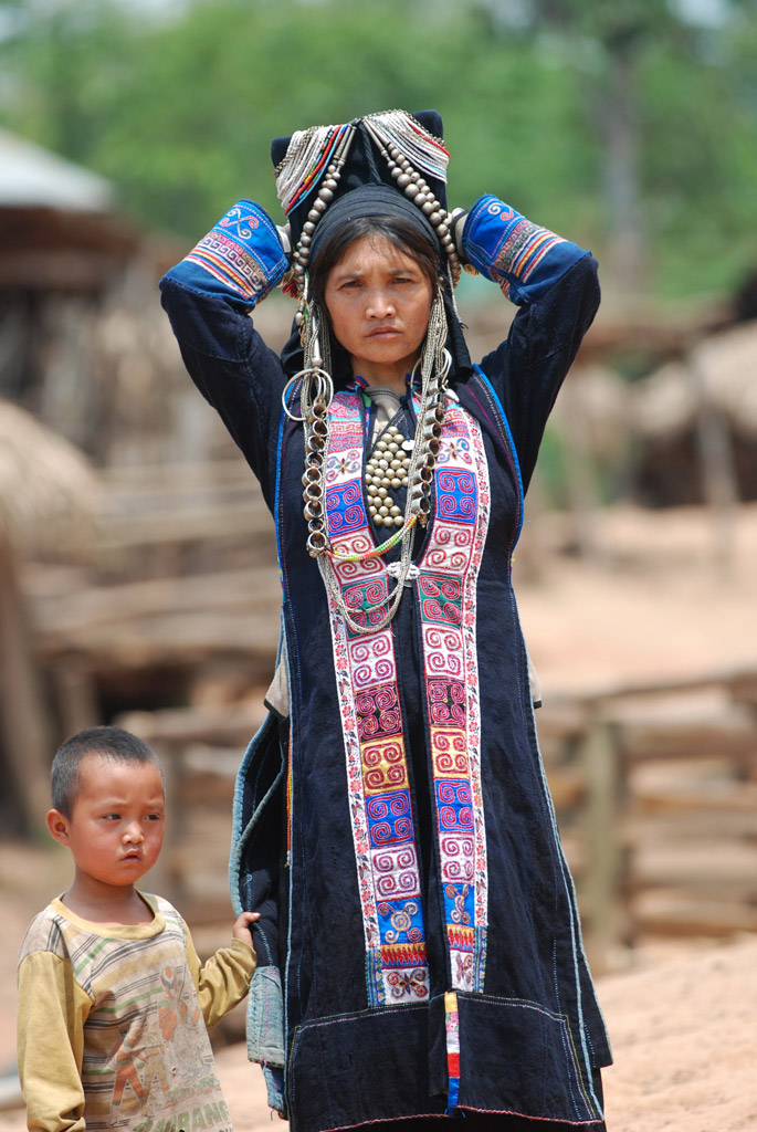 CHENG Xiao: Chinese Akha people living 150 kilometers aboard - The Eye ...