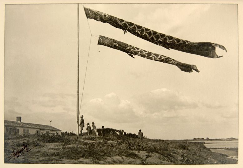Georges Clemenceau à Saint-Vincent-sur-Jard avec ses koinobori. Photographie, collection du musée Clemenceau, Paris.