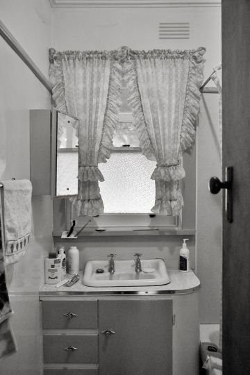 Bathroom Sink - In the Folds of Hills © Kristian Laemmle-Ruff