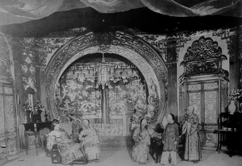 Le Voile du Bonheur au théu00e2tre de la renaissance. Photographie, 1901 © Collection musée Clemenceau, Paris /DR.