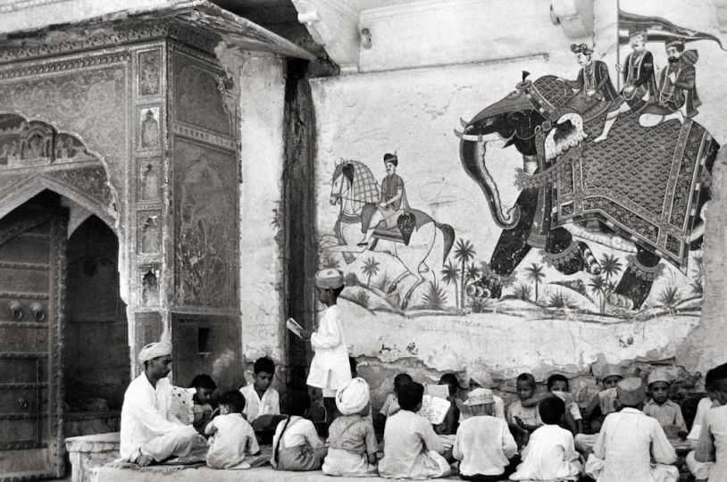 Pavement School, Jaipur, 1947. Gelatin Silver print © Henri Cartier-Bresson / Magnum Photos