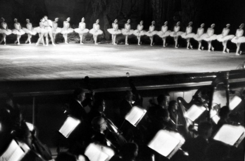 Swan lake, Bolshoi Theatre, Moscow, 1954. Gelatin Silver print © Henri Cartier-Bresson / Magnum Photos