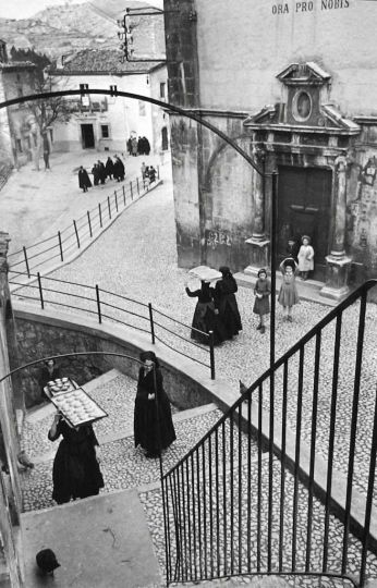 Aquila degli Abruzzi, Italy, 1951. Gelatin Silver print © Henri Cartier-Bresson / Magnum Photos
