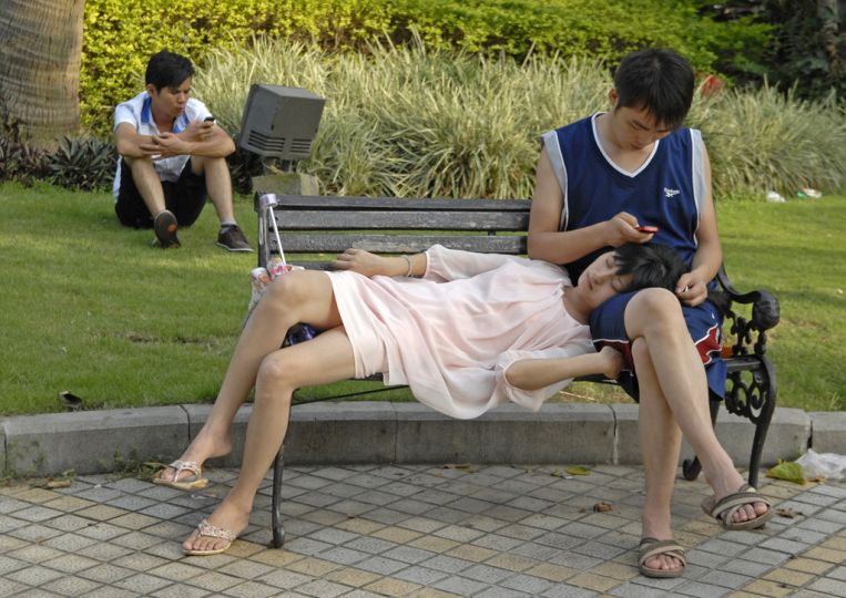 Les jeunes travailleurs migrants de dongguan, logés dans les dortoirs des usines, se réfugient sur les bancs des parcs de cette ville du Guangdong pour trouver un peu d’intimité. © Zhan Youbing