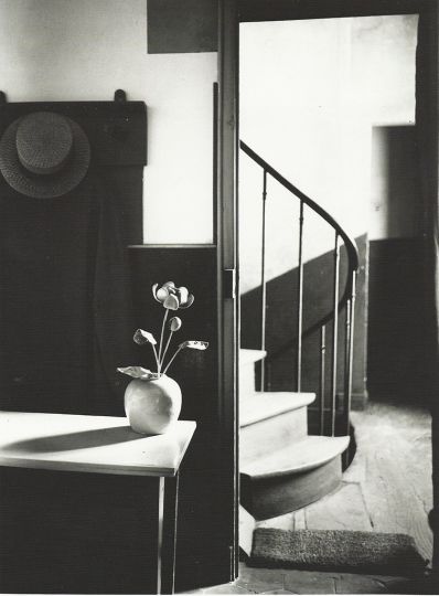 Lot 28 : Chez Mondrian, Paris, 1926. Tirage argentique sur cartoline, vers 1960-1970. Tampon -- Photo by André Kertész -- à l'encre violette et annotations de recadrage et de publication aux crayons gras vert, noir et bleu au dos.rnFeuille 25,30 x 20 cm, image : 24,50 x 18,80 cm. Estimation : 5 000-7 000 u20ac.